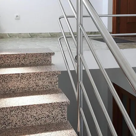 Laura - Cdn02085-dyb